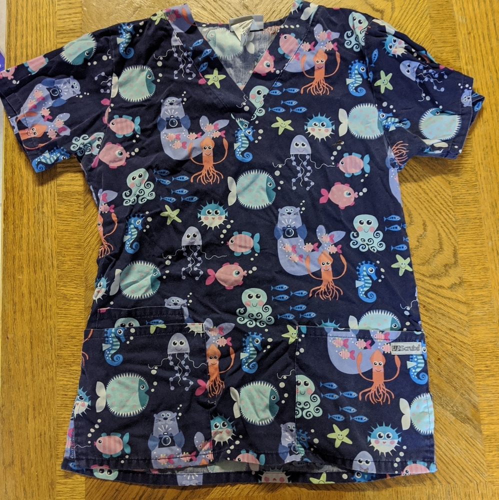 Uniform Advantage Sea Paparazzi scrub top XS